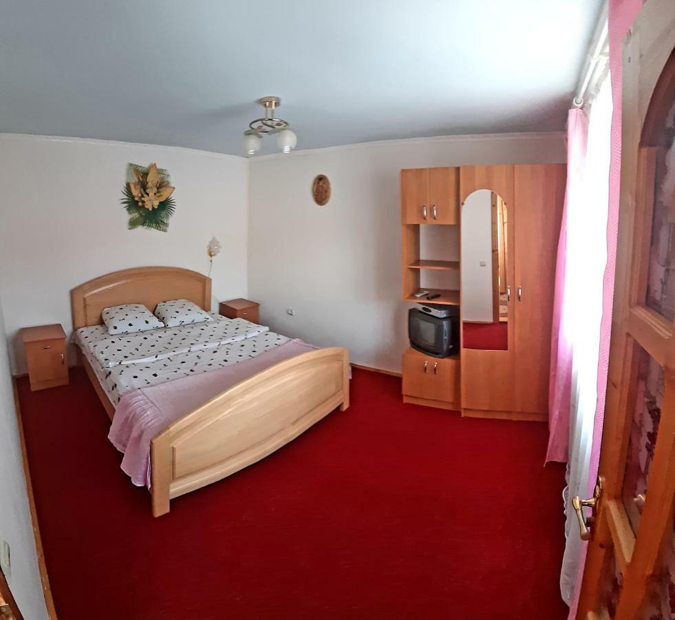 Guest House Karpaty Iaremcea Exterior foto